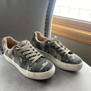 Size 8. Camo sneaker from Pink Lily Boutique. Worn once.